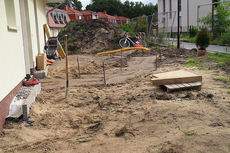 Ein geschwungener Weg im Vorgarten wird abgesteckt