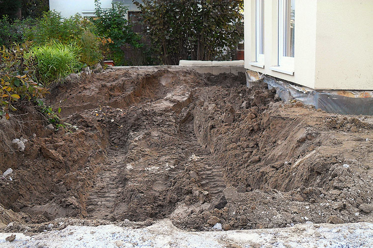 Der alte Unterbau wird bis zum Fundament des Hauses entfernt