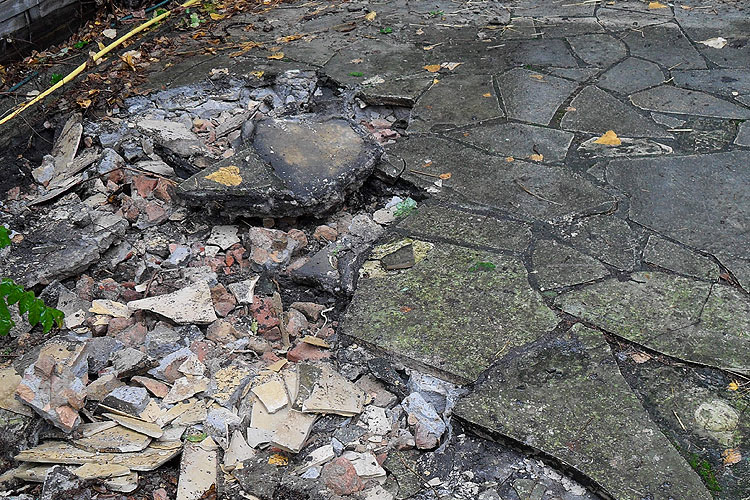 Stark beschdigter Natursteinbelag aus Solnhofner Platten