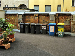 Typischer Berliner Innenhof mit hässlichen Müllcontainern