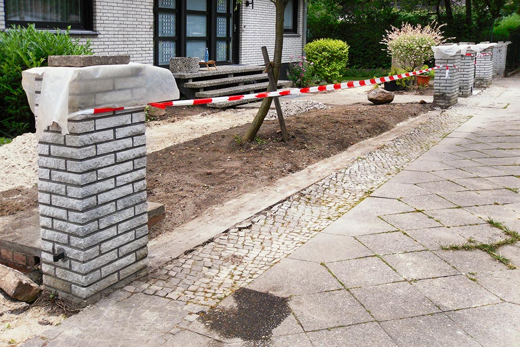 Umgestaltung des Vorgarten eines Einfamilienhauses: Entfernen der Bepflanzung und der alten Wegplatten