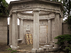 Denkmalgeschütztes Grab - Sanierung