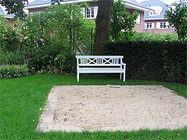 Sandkasten mit Sitzplatz