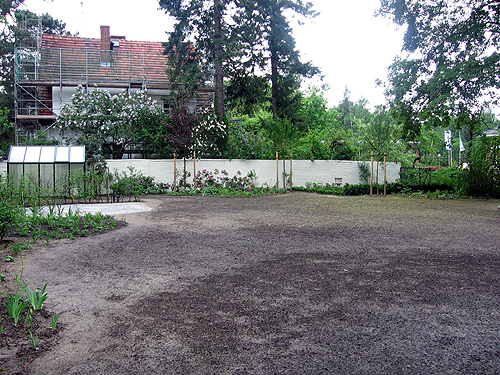 Vorbereitung fr die Neuanlage des Rasens auf einem Sportplatz