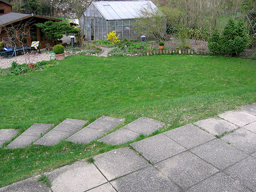 Blick von der Terrasse  in den Garten