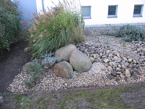 Vorgarten mit Steinen und Gräsern